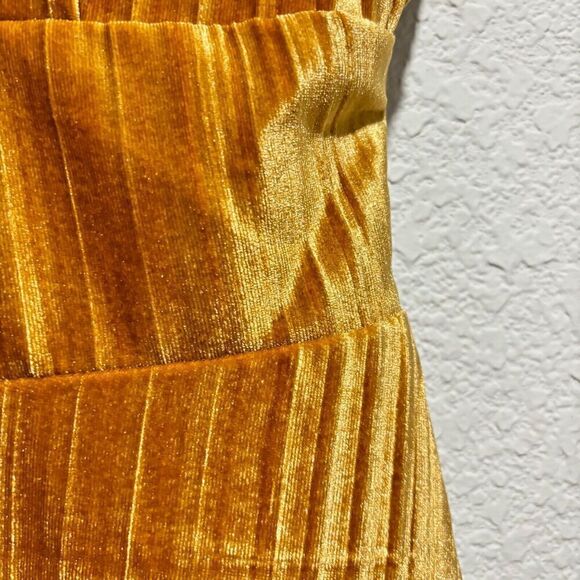 Alexia Admor Women's Boatneck Veronica Pleated Velvet Midi Dress Gold Medium - Picture 6 of 10